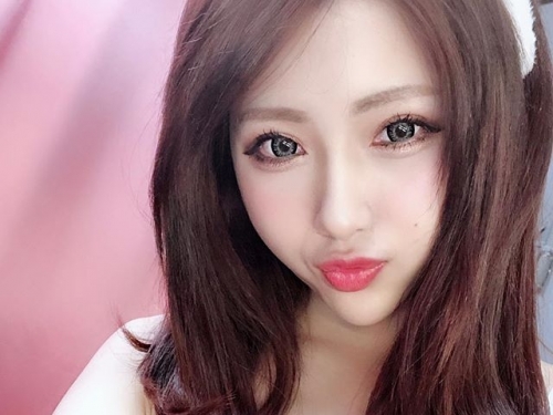 好想收編起來當女友！Ｇ奶正妹「胡綺」銷魂眼神＋少到不行的布料讓人有反應了！