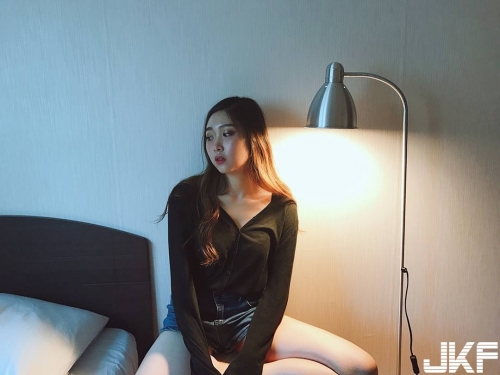 素人正妹「好有看頭」！上衣緊繃「渾圓雙乳」胸前彈跳，街上路人不斷回頭