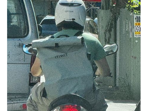 一柱擎天！男騎士安全帽豎「姐夫」昂首狂晃 沿路妹子好害羞