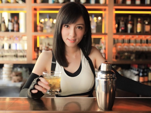 最胸主播「陳嘉倩」神還原《FF VII》蒂法　超緊身「白T熱褲」托腮微笑讓人秒醉