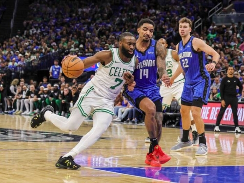 NBA季後賽》綠衫軍一戰傷一個！J.布朗談魔術防守：已經不是在打籃球了