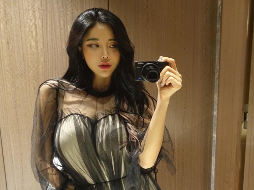 性感「超巨乳姐姐」穿透視奶衣出門好害羞！豐滿雙球快要破繭而出！