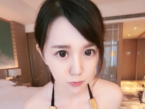 性感直播主「張摸摸」胸前深溝讓人想鑽　玩騎馬機乳搖引起7級地震！