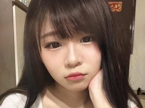 快掉出來！蘿莉港妹硯秋「童顏巨乳」太誘惑　彎腰試鞋影片瘋傳