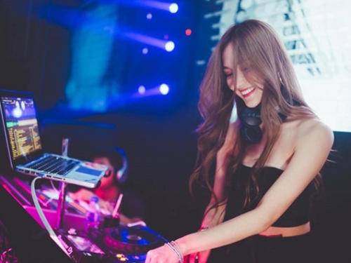 搖落～跟著「正妹DJ」動次動次…「派對惹火尤物」用性感創造夏日音浪