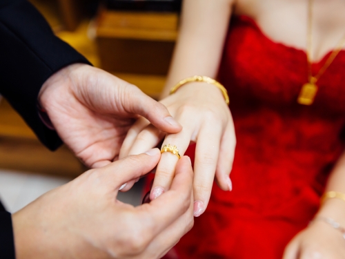 「50歲姊姊」不想努力了 自傲貌美動人找老公：8千萬就嫁