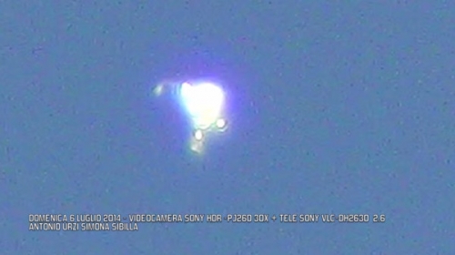 義大利米蘭拍到神秘UFO　金光閃閃如墜飾