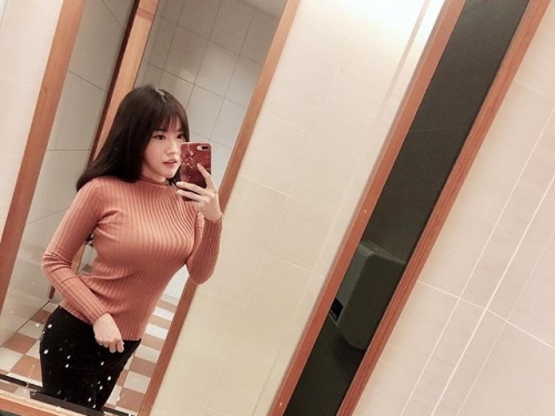 更衣間的「女客人」身材讓人受不了！圓滾滾的雪白嫩乳＋螞蟻腰：根本就是人間胸器！