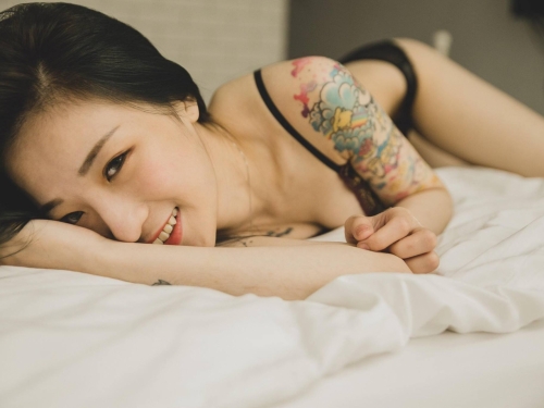 D奶「刺青妹菇菇」娜美身材超不科學　厭世眼神讓人想調教了