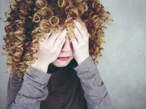 全家僅自己像外國人！從小因混血外表自卑 日模特兒20歲才知衝擊真相