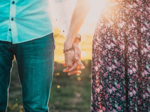 約會7年教徒男友禁親熱！女生與陌生男熱舞被退婚 網友狂賀：恭喜