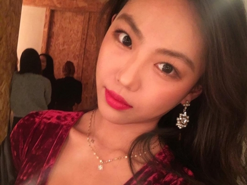 大飽眼福！妹子深V大爆胸前飽滿圓乳！「過人乳量」塞滿塞好電腦螢幕…