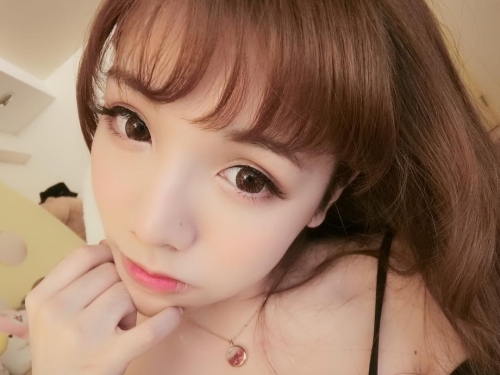 台灣「最性感女礦工」爆乳挖礦！躺床倒奶白嫩乳球差點掉出來！