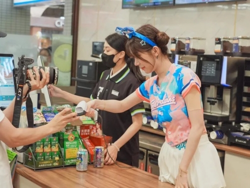 中職》李珠珢支援收銀化身超商一日店長 限定店隨處都是打卡點