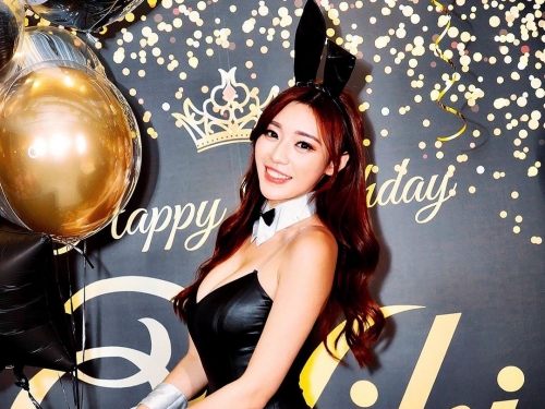 甜美女神「謝立琪 Kiki」生日會化身爆乳兔女郎　高衩衣服秀長腿