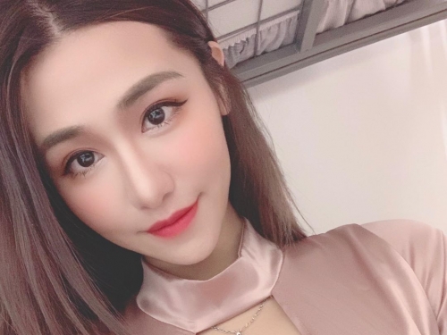 乳搖女神「Aqq cami」池畔邊大曬渾圓蜜桃　飽滿美乳也做日光浴