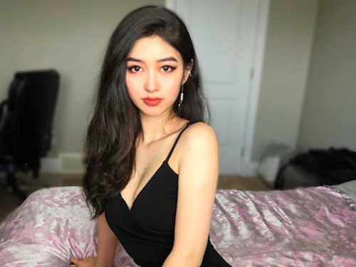 辣妹Vicki極品美乳曲線太噴血，穿火紅洋裝蹦岀「誘人車頭燈」！