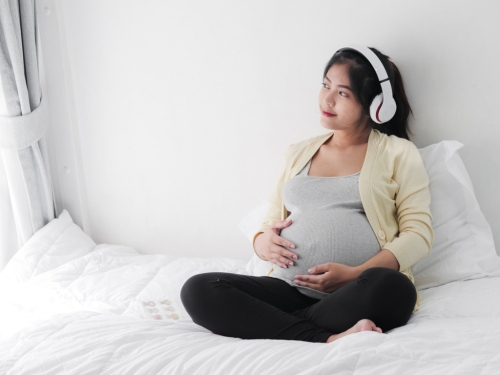 苦追正妹同事「啪啪1次就懷孕」媽一看肚子：怪怪的