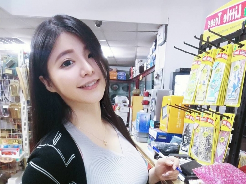 巨乳的煩惱！「超級波霸」正妹被網拍打槍　胸部太大買不到衣服！