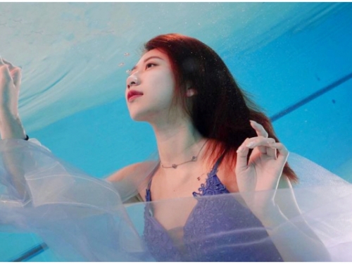 真正的美人魚！「暗黑版張景嵐」比特啾啾分享自潛美照　自曝「樂當海底花瓶」！