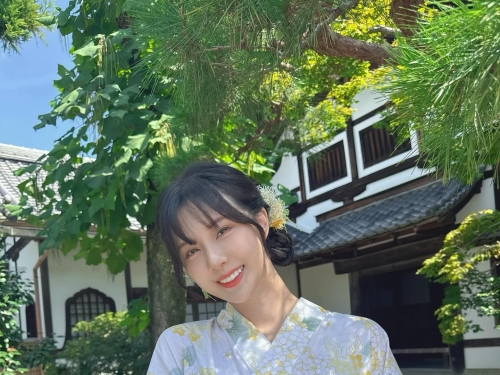 怎麼有人穿比基尼逛公園！氣質正妹「羽晴Min」火辣爆乳遊新竹青草湖