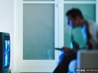離奇！夫親手埋葬亡妻　2年後妻子上電視