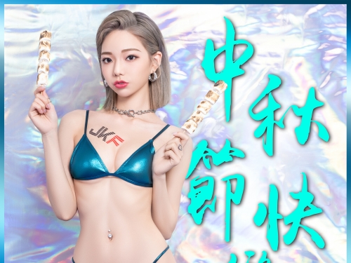 中秋節讓你戀愛！超人氣小公主「啾啾」餵你吃月餅，可愛臉龐下「火辣開高衩」！