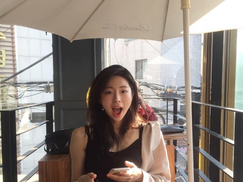 好敢！妹子上衣滑落「春光乍現」畫面好粉嫩！性感魅力藏不住…