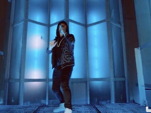 Rap God Eminem登帝國大廈飆唱《Venom》，加上燈光秀加持，帥度爆表！