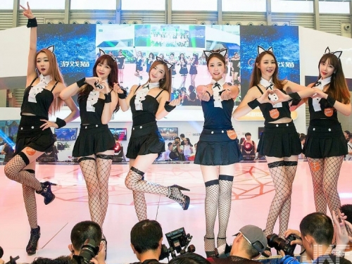 氣質空姐脫下制服「噴出巨乳」網：女友就是要交這種