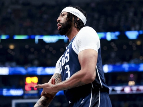 NBA》有夠衰！ AD搶籃板竟遭隊友肘擊、當場血流如注