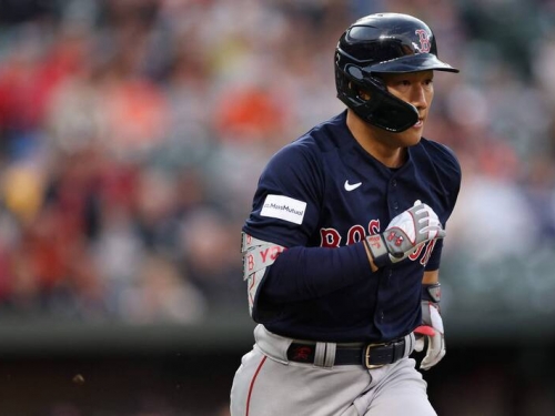MLB》痛！吉田正尚連15戰敲安寫紀錄 9局遭砸中膝蓋退場
