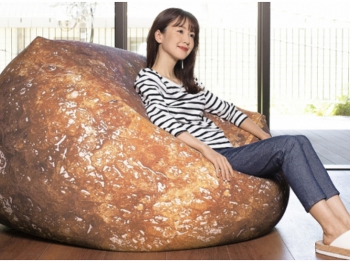 日本人正常發揮！日清泡麵推出「謎肉懶骨頭抱枕」　超逼真肉體讓人胃口大開！