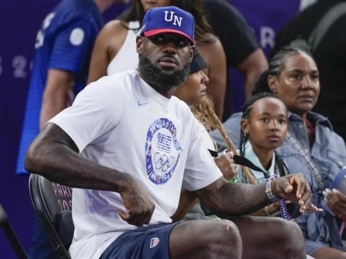 奧運籃球》詹姆斯觀看「3X3」比賽 美國男女籃低迷面臨淘汰