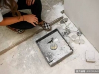 美國一對夫婦裝修，在廚房摸到了一個保險箱，裡面有大捆現金，還有藏寶圖⋯⋯神劇情！