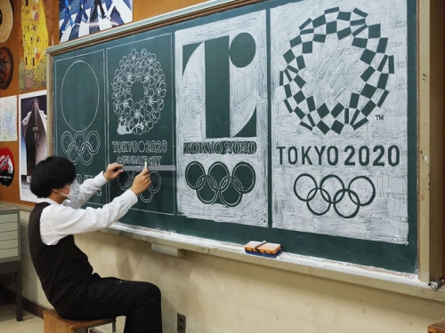 日本美術教師 Hirotaka Hamasaki 在黑板上創作出世界名畫