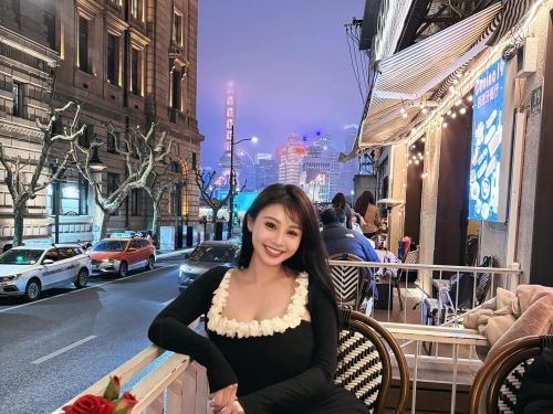這樣的副駕可以嗎？巨乳辣妹「艾妃」爆乳搭車，「兩球肉肉」快掉出來
