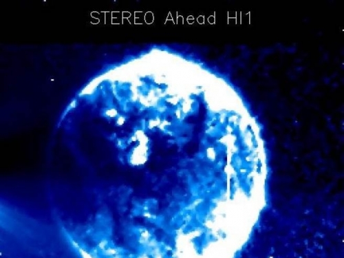 網友驚見巨大球體飛過太陽 NASA秒刪衛星照