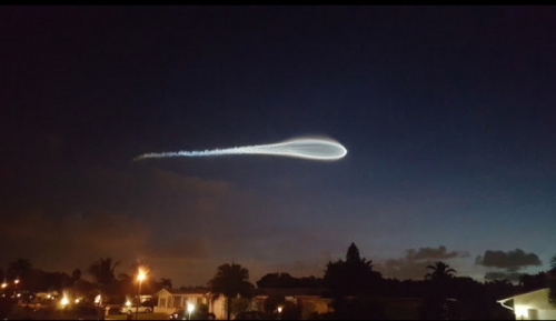 瓦力是你？　邁阿密「擎天神」火箭夜空發橢圓形藍光