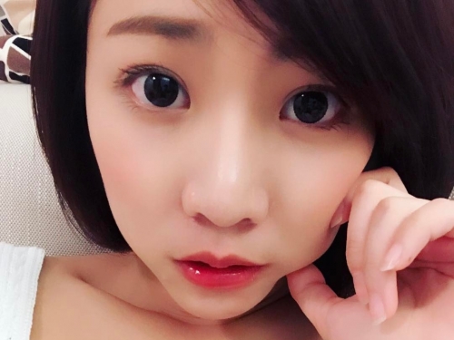 簽下去了！核彈級「巨乳業務」是男人都會簽單！養眼車頭燈真的超無敵…