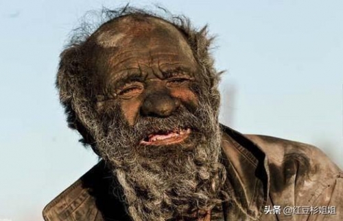 8旬老大爺60年不洗澡，打破世界紀錄，身上的汙垢如同“水泥”