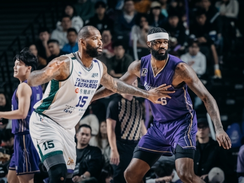 卡森斯臨別一戰 熱情與球迷互動