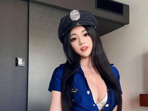 長腿御姐「謝立琪 Kiki」東京街頭化身性感女警！路過都想被她逮捕！
