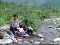 她一錘敲裂了河邊石頭，眼角卻瞥到石頭縫裡竟然透著綠光，知道那是什麼之後她瞬間「暈倒」！