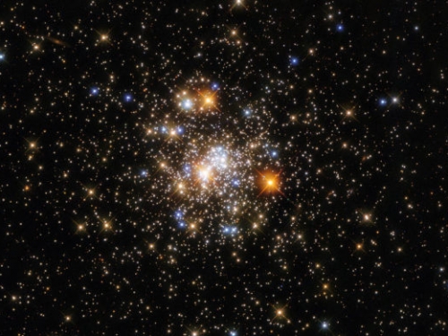 銀河系中心附近球狀星團新成像，像一場煙火秀