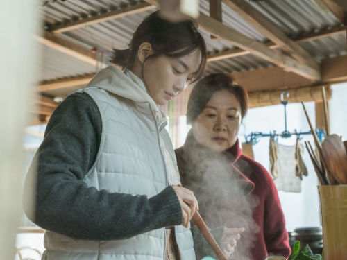 逼哭觀眾！《鬼媽媽的假期》失去所愛最遺憾　《海岸村》申敏兒睽違 3 年重返大銀幕！