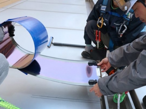 有機太陽能才辦得到，弧形可撓設計讓建築綠能不再單調無趣