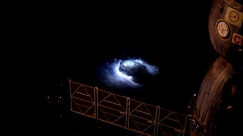 宇航員在太空站看到地球神秘藍光