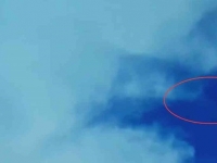 超詭異！空中飛機飛到一半竟一秒變成UFO！難道這真的是外星人的喬裝手法？！