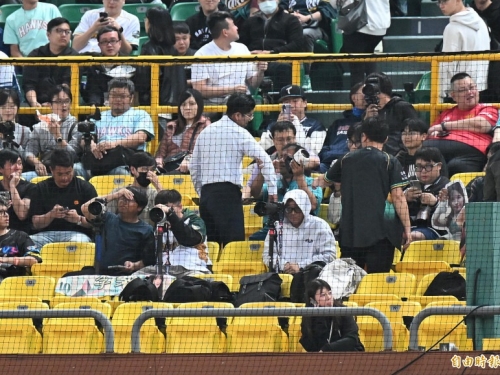 中職》陽岱鋼首局上場 台上球迷場邊開吵「為什麼不敢回應」